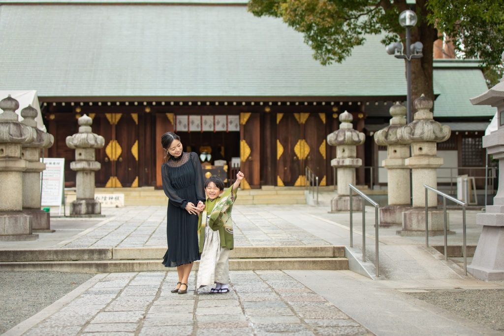 松陰神社にて5才七五三撮影　ママと一緒に家族写真